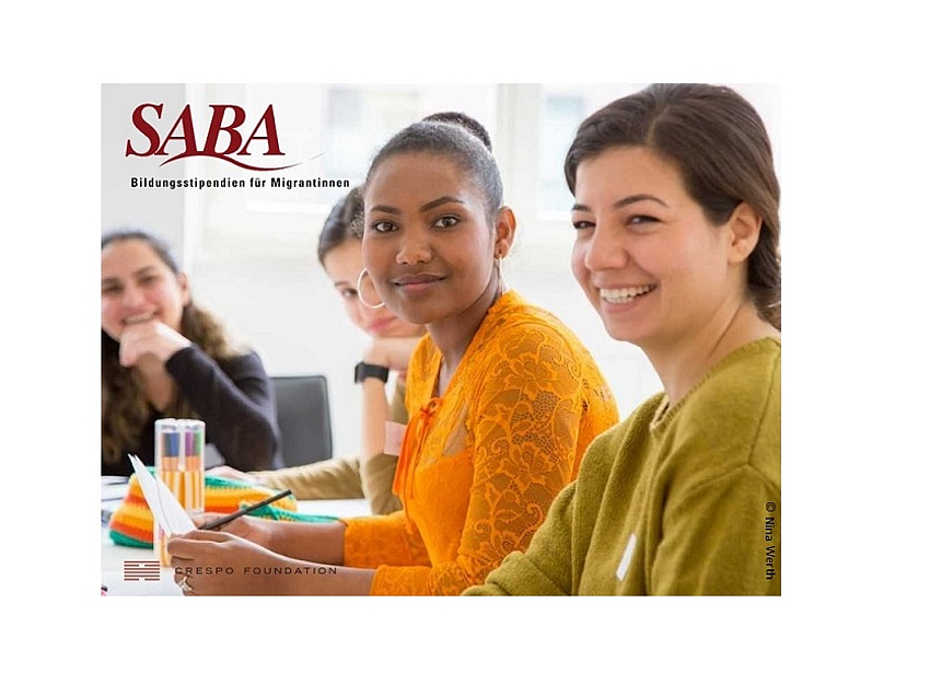 mehrere Frauen sitzen an einem Tisch und lächeln, im Bild ist das Logo SABA - Bildungsstipendium abgebildet